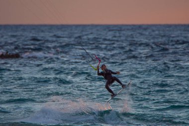 Uçurtma sörfü yapan adam Tarife 'de kuyrukluyıldızı gün batımında kurtarıyor..