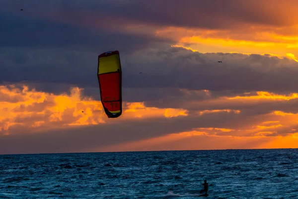 Man Die Kitesurfen Beoefent Komeet Aan Het Herstellen Een Zonsondergang — Stockfoto