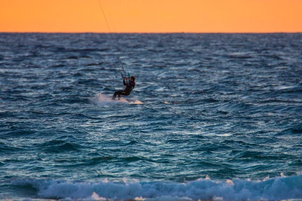 Uçurtma sörfü yapan adam Tarife 'de kuyrukluyıldızı gün batımında kurtarıyor..