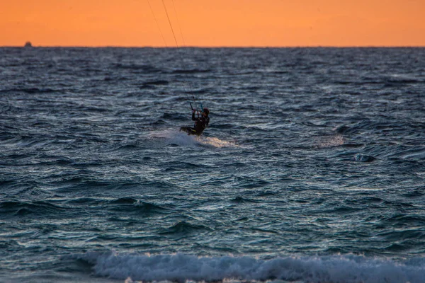 Muž Který Cvičí Kite Surf Získává Kometu Při Západu Slunce — Stock fotografie