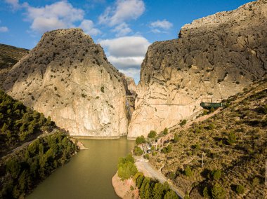 El Chorro, İspanya, Camino del Rey... Kış mevsiminde gösterişli bir dağ manzarası.