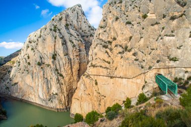 El Chorro, İspanya, Camino del Rey... Kış mevsiminde gösterişli bir dağ manzarası.