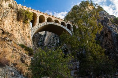 İspanya, Malaga 'da Desfiladero de los gaitanes' deki El Chorro tren köprüsü..