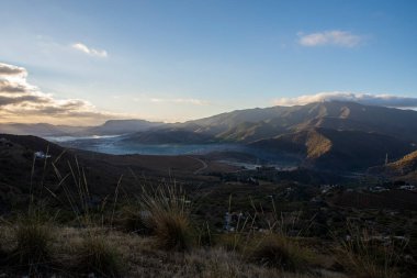 İspanya 'nın Endülüs kentindeki Valle de Abdalajis yakınlarında sabah manzarası sisle kaplıydı.