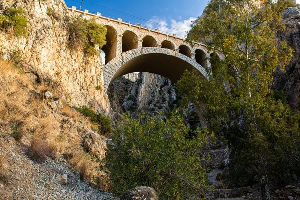 Tågbro över El Chorro i desfiladero de los gaitanes i Malaga, Spanien. — Stockfoto