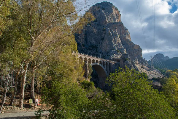Ponte ferroviária de El Chorro em desfiladero de los gaitanes em Málaga, Espanha. — Fotografia de Stock