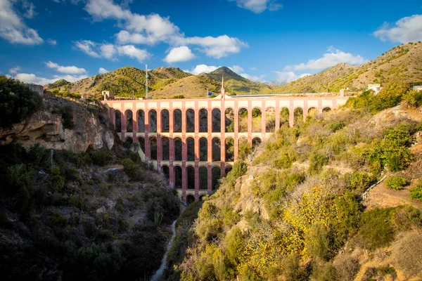 Antigo aqueduto chamado El Puente del Aguila em Nerja, Costa del Sol, Andaluzia, Espanha — Fotografia de Stock