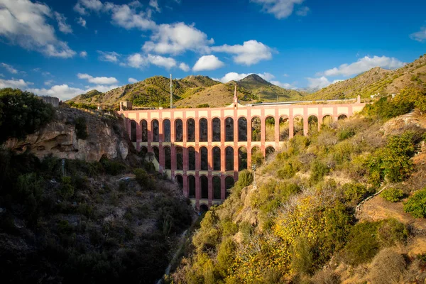Antigo aqueduto chamado El Puente del Aguila em Nerja, Costa del Sol, Andaluzia, Espanha — Fotografia de Stock