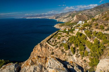 Endülüs 'teki İspanyol kıyı manzarası. Maro Cerro Gordo Doğal Parkı 'nın kayalıkları, Maro ve Nerja yakınlarında, Malaga, Costa Del Sol, İspanya.