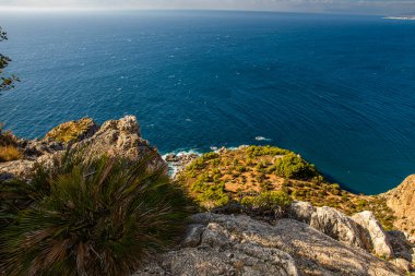 Endülüs 'teki İspanyol kıyı manzarası. Maro Cerro Gordo Doğal Parkı 'nın kayalıkları, Maro ve Nerja yakınlarında, Malaga, Costa Del Sol, İspanya.