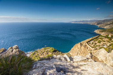 Endülüs 'teki İspanyol kıyı manzarası. Maro Cerro Gordo Doğal Parkı 'nın kayalıkları, Maro ve Nerja yakınlarında, Malaga, Costa Del Sol, İspanya.