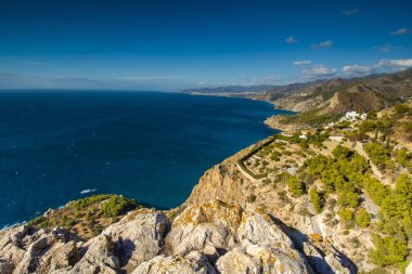 Endülüs 'teki İspanyol kıyı manzarası. Maro Cerro Gordo Doğal Parkı 'nın kayalıkları, Maro ve Nerja yakınlarında, Malaga, Costa Del Sol, İspanya.
