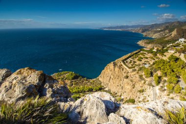 Endülüs 'teki İspanyol kıyı manzarası. Maro Cerro Gordo Doğal Parkı 'nın kayalıkları, Maro ve Nerja yakınlarında, Malaga, Costa Del Sol, İspanya.