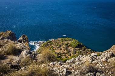 Endülüs 'teki İspanyol kıyı manzarası. Maro Cerro Gordo Doğal Parkı 'nın kayalıkları, Maro ve Nerja yakınlarında, Malaga, Costa Del Sol, İspanya.