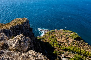 Endülüs 'teki İspanyol kıyı manzarası. Maro Cerro Gordo Doğal Parkı 'nın kayalıkları, Maro ve Nerja yakınlarında, Malaga, Costa Del Sol, İspanya.