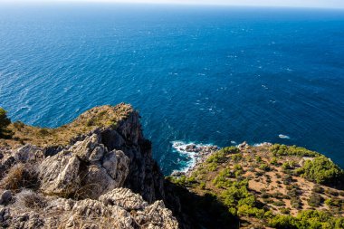 Endülüs 'teki İspanyol kıyı manzarası. Maro Cerro Gordo Doğal Parkı 'nın kayalıkları, Maro ve Nerja yakınlarında, Malaga, Costa Del Sol, İspanya.