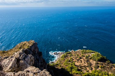 Endülüs 'teki İspanyol kıyı manzarası. Maro Cerro Gordo Doğal Parkı 'nın kayalıkları, Maro ve Nerja yakınlarında, Malaga, Costa Del Sol, İspanya.