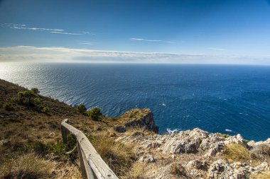 Endülüs 'teki İspanyol kıyı manzarası. Maro Cerro Gordo Doğal Parkı 'nın kayalıkları, Maro ve Nerja yakınlarında, Malaga, Costa Del Sol, İspanya.