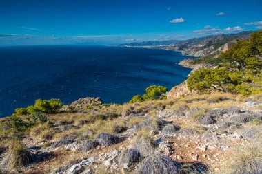 Endülüs 'teki İspanyol kıyı manzarası. Maro Cerro Gordo Doğal Parkı 'nın kayalıkları, Maro ve Nerja yakınlarında, Malaga, Costa Del Sol, İspanya.