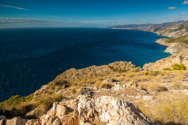 Endülüs 'teki İspanyol kıyı manzarası. Maro Cerro Gordo Doğal Parkı 'nın kayalıkları, Maro ve Nerja yakınlarında, Malaga, Costa Del Sol, İspanya.
