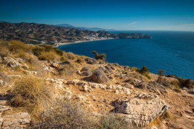Endülüs 'teki İspanyol kıyı manzarası. Maro Cerro Gordo Doğal Parkı 'nın kayalıkları, Maro ve Nerja yakınlarında, Malaga, Costa Del Sol, İspanya.
