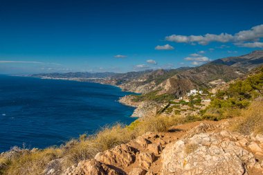 Endülüs 'teki İspanyol kıyı manzarası. Maro Cerro Gordo Doğal Parkı 'nın kayalıkları, Maro ve Nerja yakınlarında, Malaga, Costa Del Sol, İspanya.