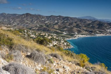 Endülüs 'teki İspanyol kıyı manzarası. Maro Cerro Gordo Doğal Parkı 'nın kayalıkları, Maro ve Nerja yakınlarında, Malaga, Costa Del Sol, İspanya.
