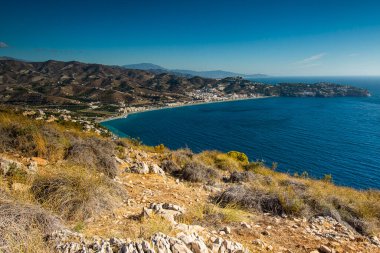 Endülüs 'teki İspanyol kıyı manzarası. Maro Cerro Gordo Doğal Parkı 'nın kayalıkları, Maro ve Nerja yakınlarında, Malaga, Costa Del Sol, İspanya.