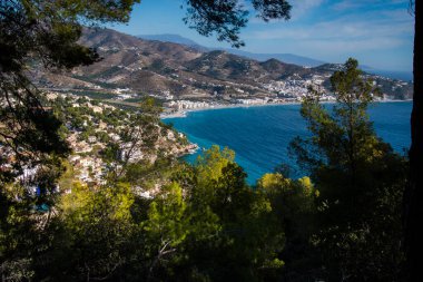 Endülüs 'teki İspanyol kıyı manzarası. Maro Cerro Gordo Doğal Parkı 'nın kayalıkları, Maro ve Nerja yakınlarında, Malaga, Costa Del Sol, İspanya.