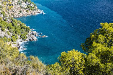 Endülüs 'teki İspanyol kıyı manzarası. Maro Cerro Gordo Doğal Parkı 'nın kayalıkları, Maro ve Nerja yakınlarında, Malaga, Costa Del Sol, İspanya.