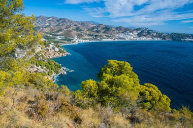 Endülüs 'teki İspanyol kıyı manzarası. Maro Cerro Gordo Doğal Parkı 'nın kayalıkları, Maro ve Nerja yakınlarında, Malaga, Costa Del Sol, İspanya.