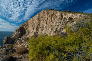 Endülüs 'teki İspanyol kıyı manzarası. Maro Cerro Gordo Doğal Parkı 'nın kayalıkları, Maro ve Nerja yakınlarında, Malaga, Costa Del Sol, İspanya.