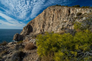 Endülüs 'teki İspanyol kıyı manzarası. Maro Cerro Gordo Doğal Parkı 'nın kayalıkları, Maro ve Nerja yakınlarında, Malaga, Costa Del Sol, İspanya.
