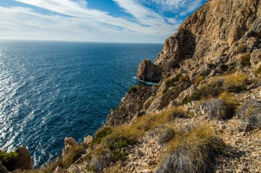 Endülüs 'teki İspanyol kıyı manzarası. Maro Cerro Gordo Doğal Parkı 'nın kayalıkları, Maro ve Nerja yakınlarında, Malaga, Costa Del Sol, İspanya.