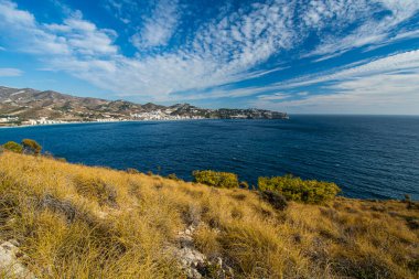 Endülüs 'teki İspanyol kıyı manzarası. Maro Cerro Gordo Doğal Parkı 'nın kayalıkları, Maro ve Nerja yakınlarında, Malaga, Costa Del Sol, İspanya.