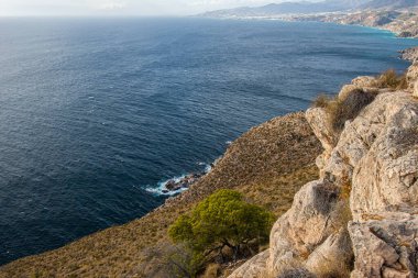 Endülüs 'teki İspanyol kıyı manzarası. Maro Cerro Gordo Doğal Parkı 'nın kayalıkları, Maro ve Nerja yakınlarında, Malaga, Costa Del Sol, İspanya.