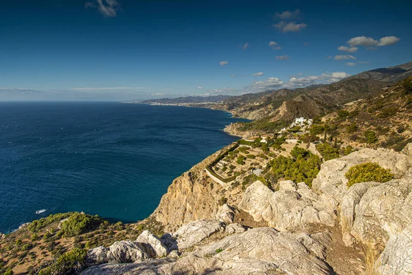 Endülüs 'teki İspanyol kıyı manzarası. Maro Cerro Gordo Doğal Parkı 'nın kayalıkları, Maro ve Nerja yakınlarında, Malaga, Costa Del Sol, İspanya.