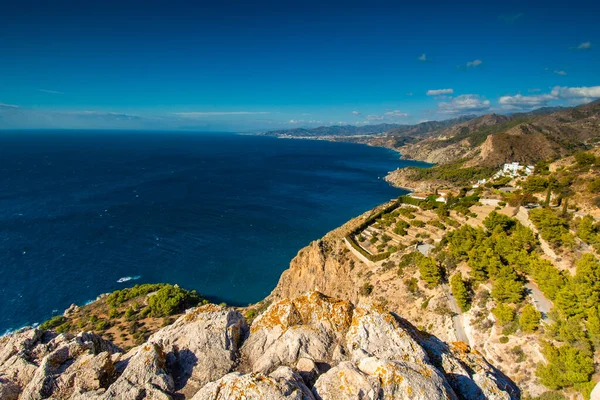 Endülüs 'teki İspanyol kıyı manzarası. Maro Cerro Gordo Doğal Parkı 'nın kayalıkları, Maro ve Nerja yakınlarında, Malaga, Costa Del Sol, İspanya.