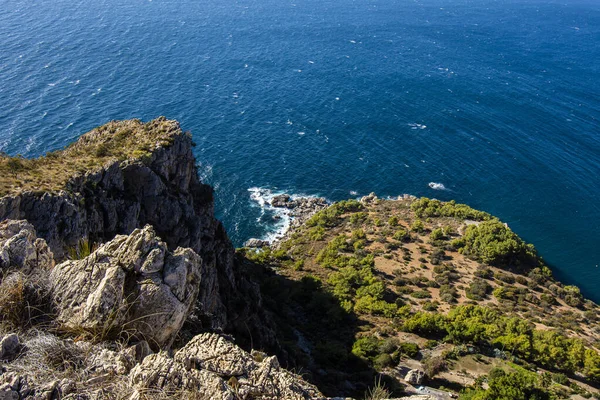 Endülüs 'teki İspanyol kıyı manzarası. Maro Cerro Gordo Doğal Parkı 'nın kayalıkları, Maro ve Nerja yakınlarında, Malaga, Costa Del Sol, İspanya.