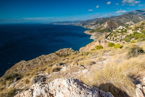 Endülüs 'teki İspanyol kıyı manzarası. Maro Cerro Gordo Doğal Parkı 'nın kayalıkları, Maro ve Nerja yakınlarında, Malaga, Costa Del Sol, İspanya.