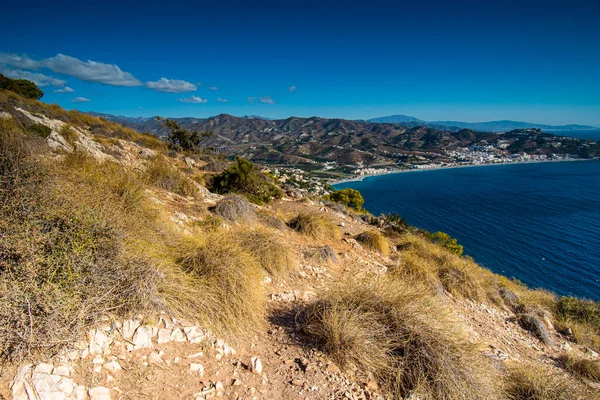 Endülüs 'teki İspanyol kıyı manzarası. Maro Cerro Gordo Doğal Parkı 'nın kayalıkları, Maro ve Nerja yakınlarında, Malaga, Costa Del Sol, İspanya.