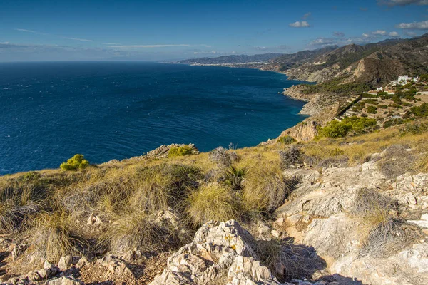 Endülüs 'teki İspanyol kıyı manzarası. Maro Cerro Gordo Doğal Parkı 'nın kayalıkları, Maro ve Nerja yakınlarında, Malaga, Costa Del Sol, İspanya.