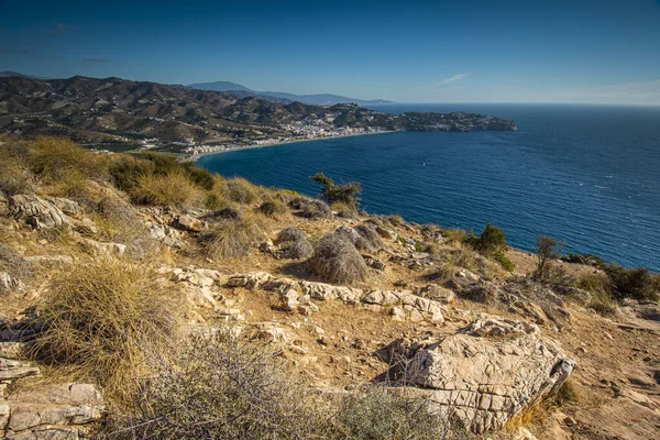 Endülüs 'teki İspanyol kıyı manzarası. Maro Cerro Gordo Doğal Parkı 'nın kayalıkları, Maro ve Nerja yakınlarında, Malaga, Costa Del Sol, İspanya.