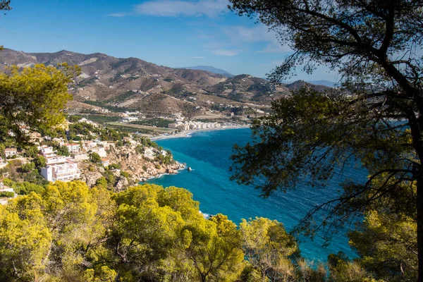 Endülüs 'teki İspanyol kıyı manzarası. Maro Cerro Gordo Doğal Parkı 'nın kayalıkları, Maro ve Nerja yakınlarında, Malaga, Costa Del Sol, İspanya.
