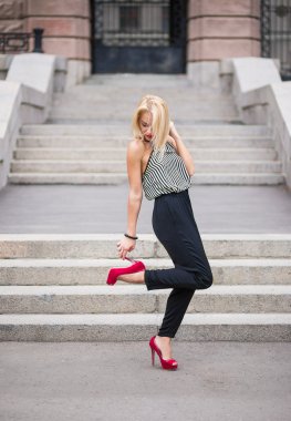 genç kız kırmızı ayakkabıları çok dokunaklı