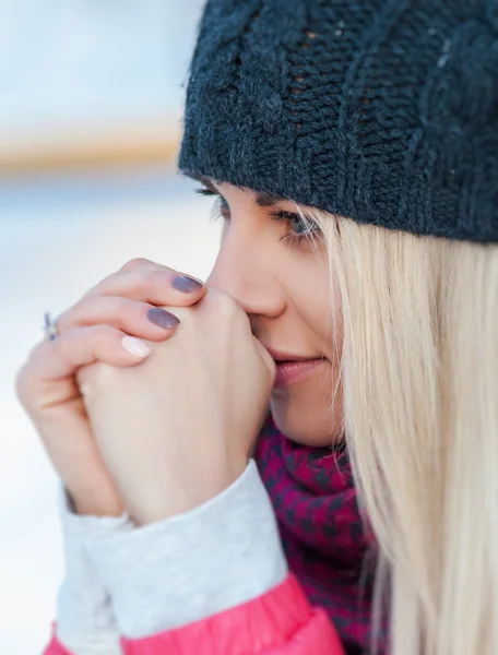 sıcak kış giysileri uzun sarı saçlı sevimli kadın