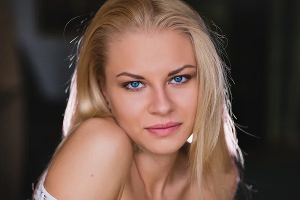 mavi gözlü sarışın kız