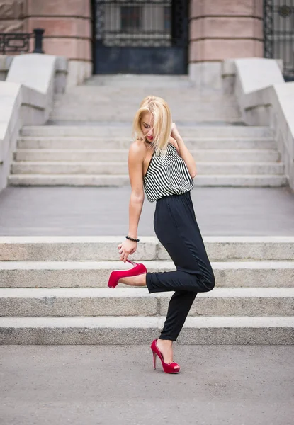 genç kız kırmızı ayakkabıları çok dokunaklı