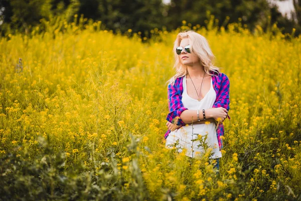 Sarı çiçekli bir çayır kızım