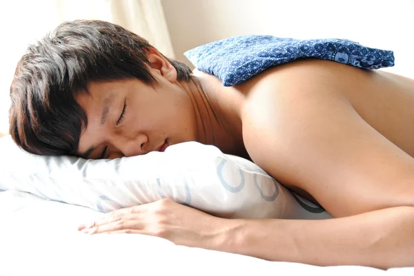Asiático los hombres relajante en almohada —  Fotos de Stock